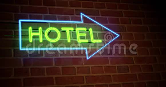 霓虹灯酒店标志朝向客房4k视频的预览图
