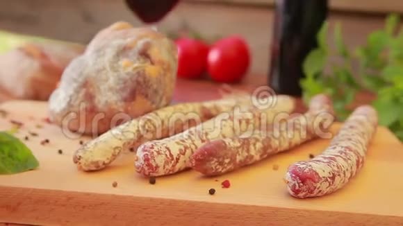 烤肉和香肠放在木板上视频的预览图