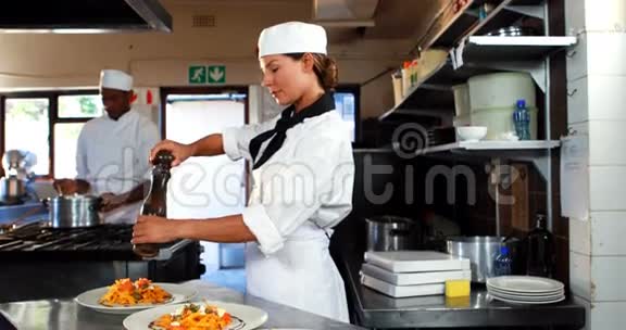 厨师在饭菜上撒胡椒视频的预览图