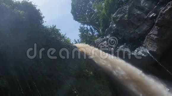 印尼巴厘岛丛林中的特根甘瀑布慢动作视频的预览图