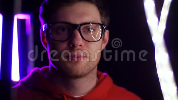 戴眼镜的人在霓虹灯上的肖像视频的预览图