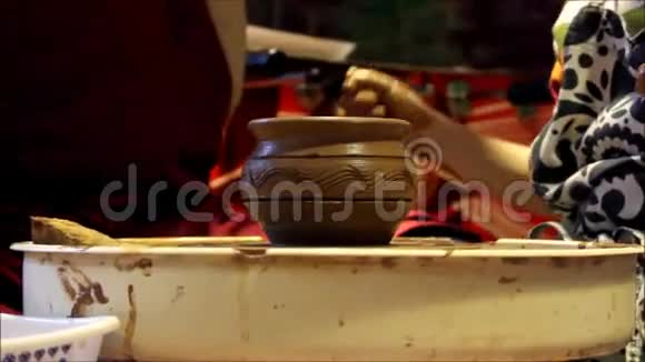 从一个经验丰富的陶工大师班做一个泥锅视频的预览图