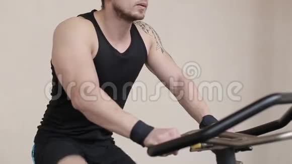 健身男在健身房骑运动自行车锻炼身体视频的预览图