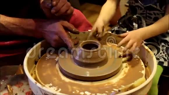 从一个经验丰富的陶工大师班做一个泥锅视频的预览图