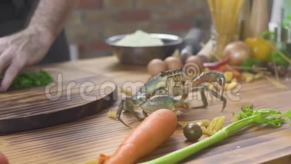 海鲜餐厅海蟹在做饭的时候爬在厨房的桌子上海餐馆的活蟹视频的预览图