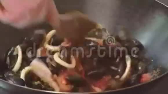 用木刀把炒锅和贻贝对虾放在炉子上餐厅厨房视频的预览图