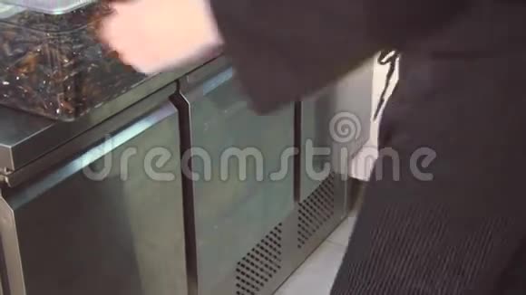 用清洗过的贻贝将立式塑料透明容器放入冰箱厨房餐厅视频的预览图