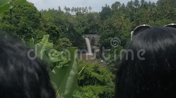 印尼巴厘岛丛林中的特根甘瀑布慢动作视频的预览图