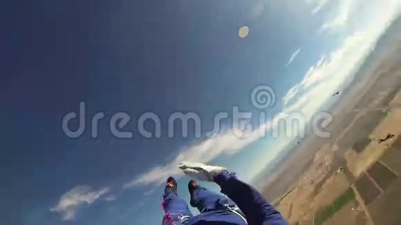 专业跳伞员在沙地上打开降落伞景观阳光明媚视频的预览图