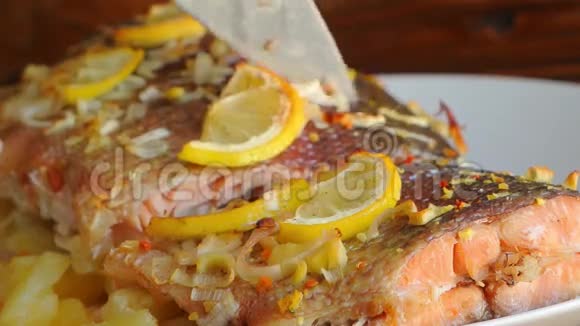 烤三文鱼加菠萝和柠檬片放在盘子里视频的预览图