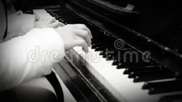 旧钢琴仍在发声钢琴手右侧弹视频的预览图