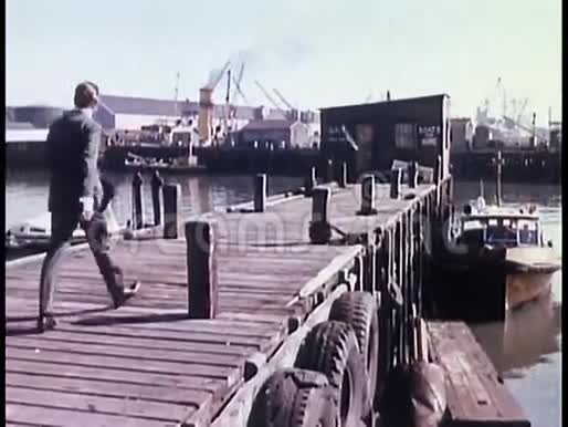 码头步行人的后景视频的预览图