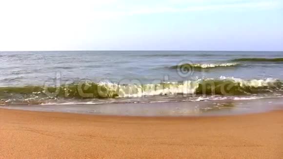 平静的大海沙滩视频的预览图