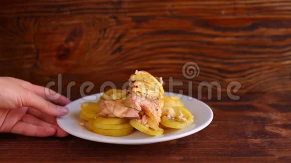 烤三文鱼加菠萝和柠檬片放在盘子里视频的预览图