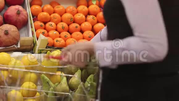 有购物车的女人在水果店购物视频的预览图
