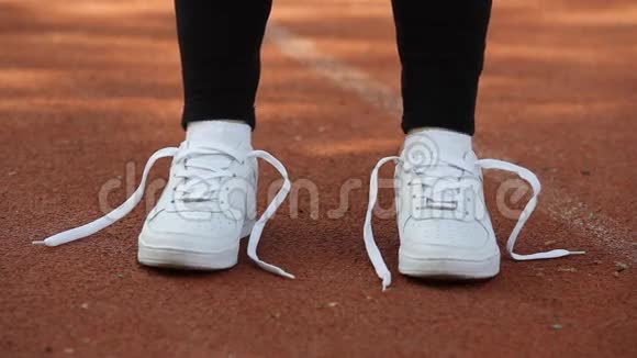 练习前女性用手在跑鞋上系鞋带运动积极生活方式理念特写视频的预览图