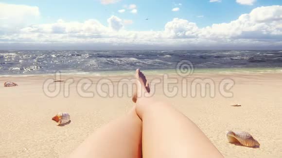 日出时美丽的女性性感的双脚在海洋海滩上漂亮的循环3D动画视频的预览图