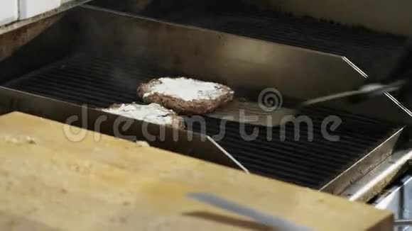 人将肉重新定位在烧烤上视频的预览图