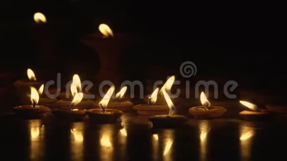 宗教仪式中的蜡烛火焰视频的预览图