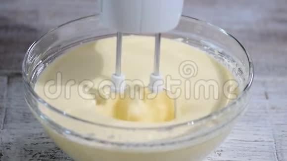 混合可可粉面粉和打蛋做巧克力蛋糕视频的预览图