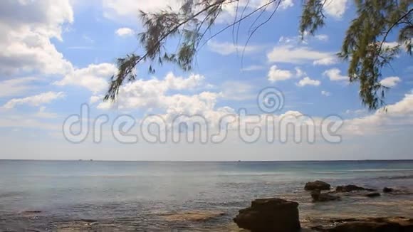 相机远离浅水中的岩石视频的预览图
