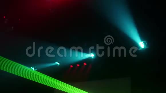 夜总会里激光表演的绿色闪烁光束蓝色喷灯视频的预览图