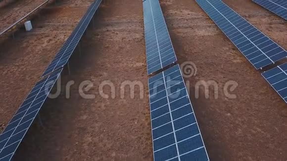 空中沙漠景观大型工业太阳能农场生产集中太阳能阿尔泰科什阿加赫靠近视频的预览图