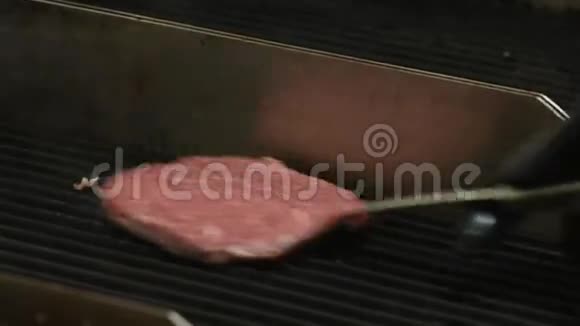 人将肉重新定位在烧烤上视频的预览图