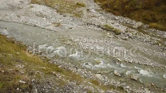 在山脚下的山谷河附近有令人惊叹的旅游胜地什哈拉欧洲格鲁吉亚上斯瓦尼视频的预览图
