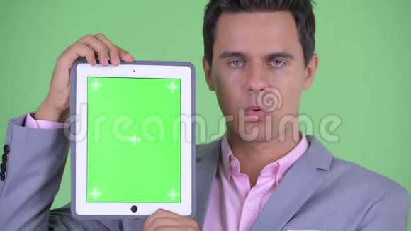 年轻英俊的年轻商人展示数码平板电脑的脸视频的预览图