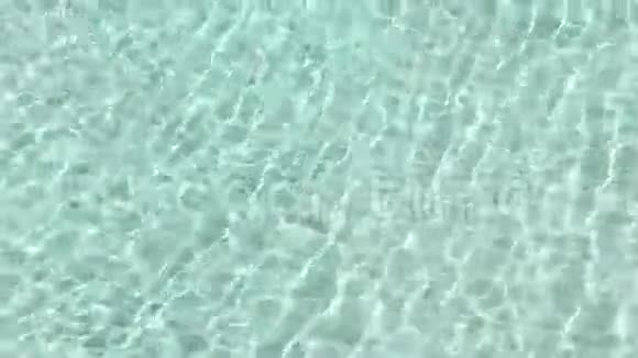 清洁游泳池的水反射4k分辨率的水致动器视频的预览图