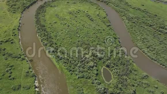 飞越美丽的河流和绿色的田野视频的预览图