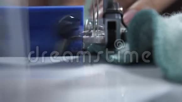 缝纫过程妇女在缝纫后的手视频的预览图