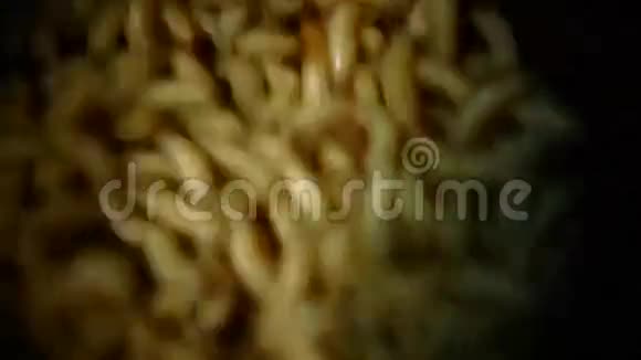 摇蛆幼虫捕鼠饵视频的预览图