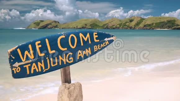 蓝色冲浪板标志欢迎来到印度尼西亚隆博克的坦戎安海滩视频的预览图