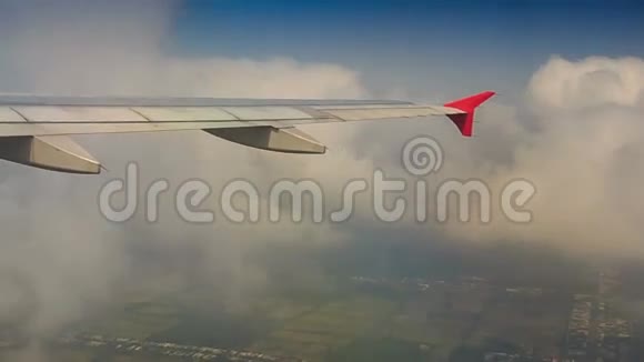 空运机翼在提升过程中切割白云视频的预览图