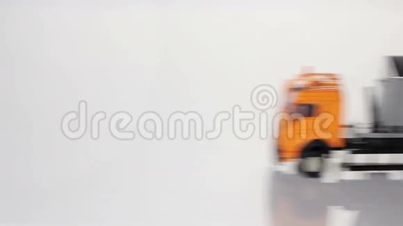 橙色玩具自卸卡车视频的预览图