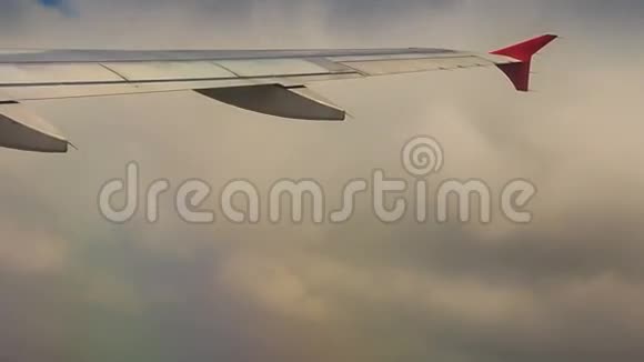 客机机翼在蓝天上剪下白云同时随着景观向下上升视频的预览图