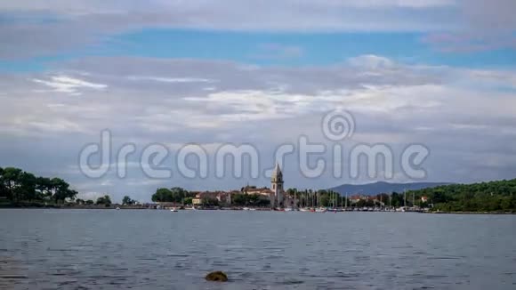 随着天空大海和漂浮的游艇的时间推移视频的预览图