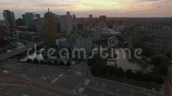荷兰鹿特丹的空中夜景视频的预览图