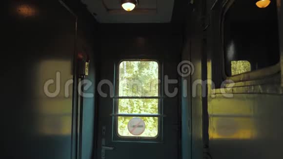 大厅走廊内铁路列车车窗灯从窗口亮起乘火车旅行的概念火车上的生活方式视频的预览图