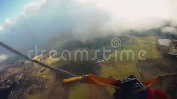 跳伞员跳伞降落在绿色陆地上空极限运动晴天风视频的预览图