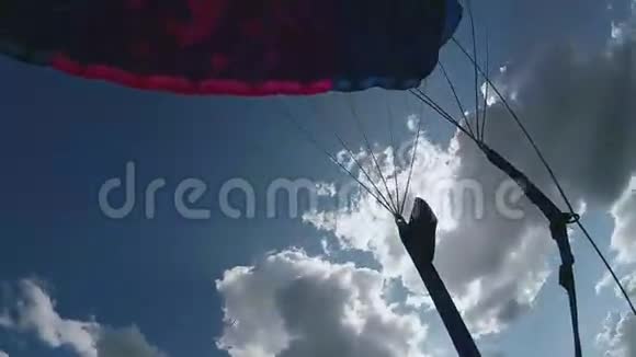 跳伞女孩降落在绿野上极端活跃的运动自然专业人员视频的预览图