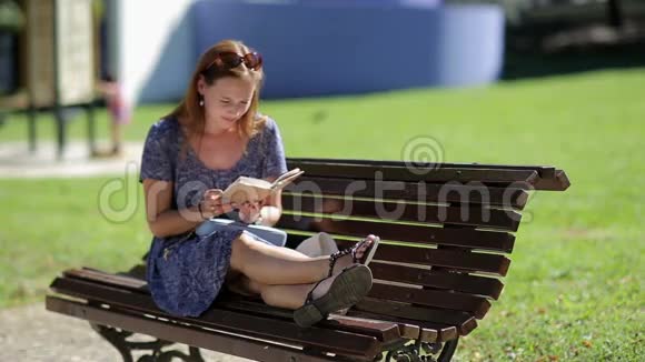 年轻女子放松看书坐着视频的预览图
