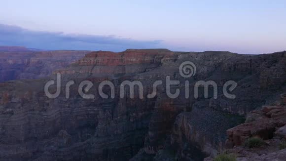 日落后著名的大峡谷美丽的夜景视频的预览图