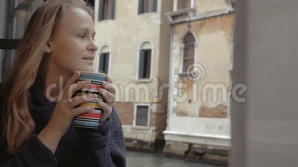 享受热茶的女人在外景视频的预览图