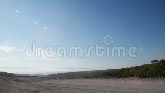 医用军用车驶上库纳希尔岛上一条尘土飞扬的土路视频的预览图