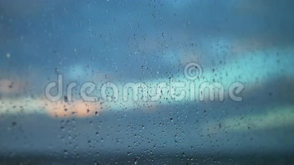 雨滴滑在玻璃上窗户上的雨滴深度在野外在雨后4K视频的预览图