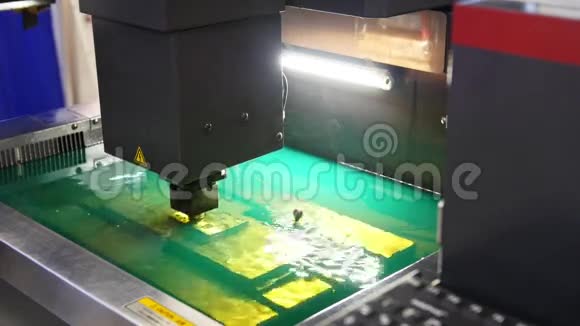 水下金属板料的切削加工自动工厂生产的激光火花视频的预览图