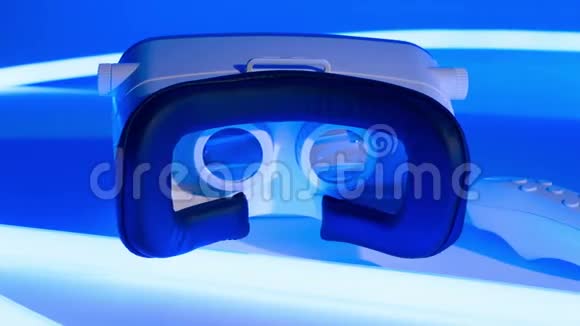 VR耳机和游戏控制器蓝底视频的预览图